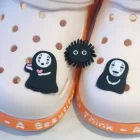 Оптовая продажа, 50 шт., аниме значок No Face Man, Япония, Мультяшные подвески для обуви, Аксессуары для детского рождественского подарка, декоративная пряжка
