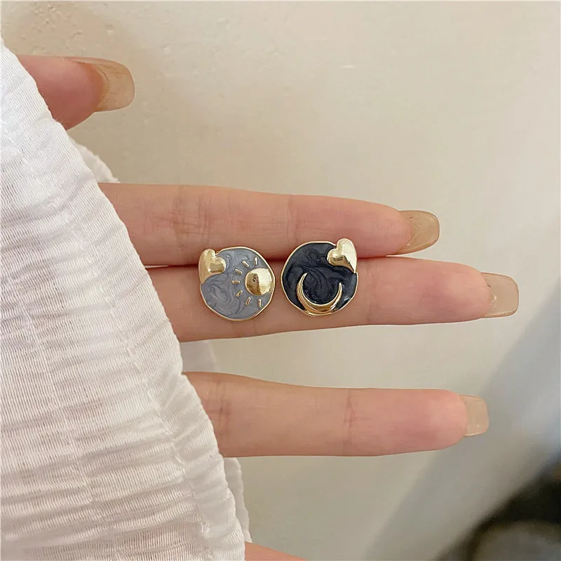 

Asymmetrical star-moon earrings New love earrings earclip retro no ear holes