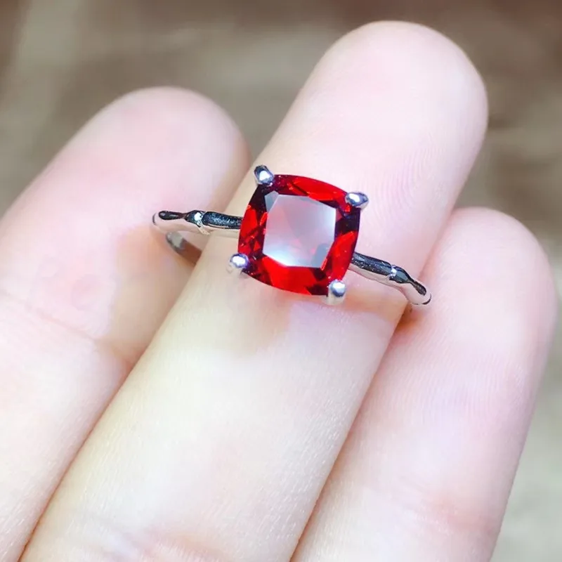 Кольцо квадратное из серебра 925 пробы с натуральным красным гранатом карата |
