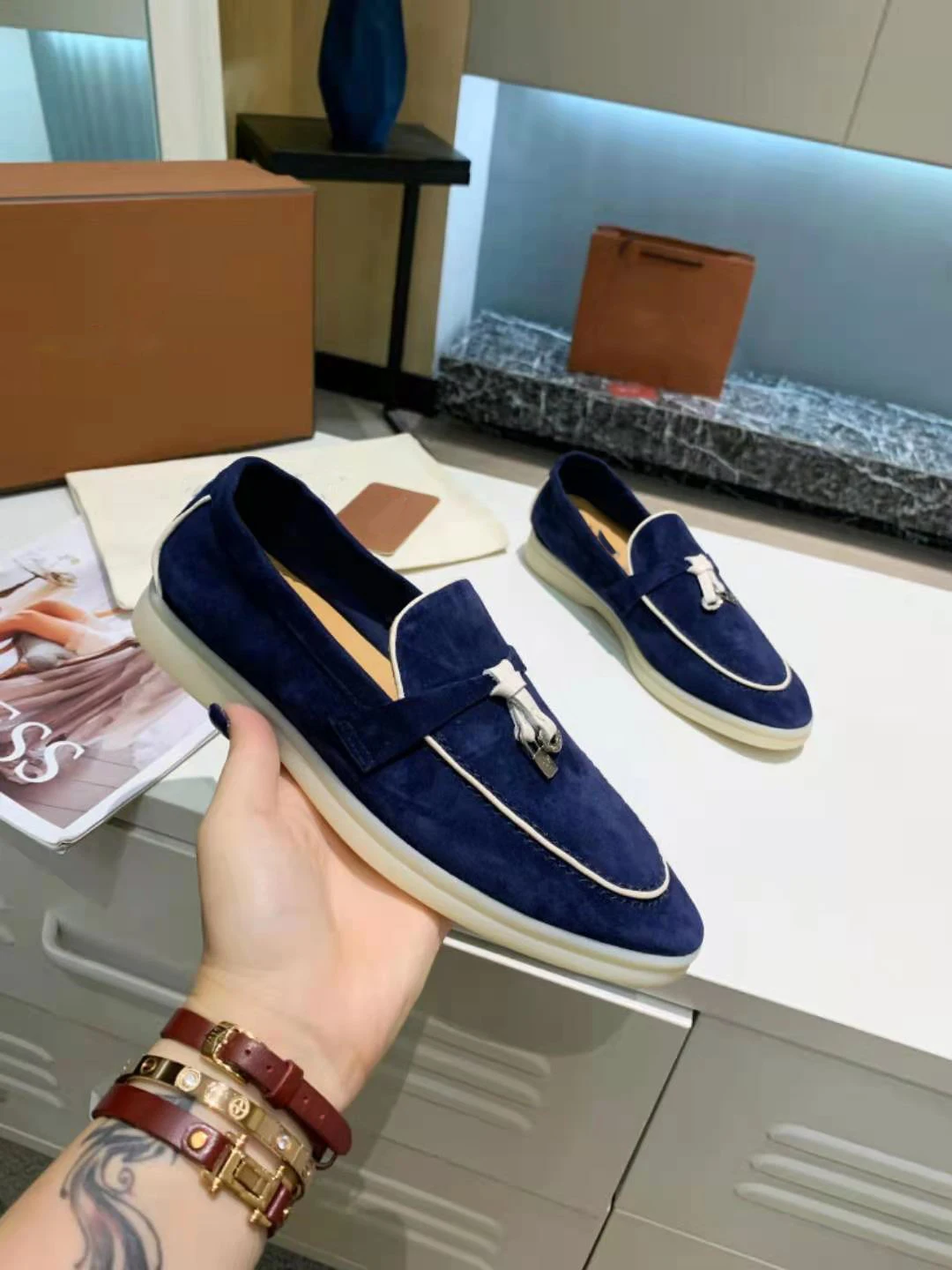 

Genuine Suede Leather Women Casual Shoes Classical Tassel Flats Shoes Candy Color Mens Loafers Outdoor Driving Shoes For Men