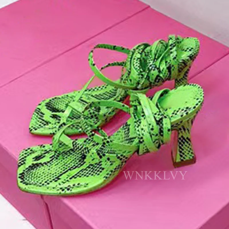 Женские сандалии со змеиным принтом модельные сандалии-гладиаторы на высоком