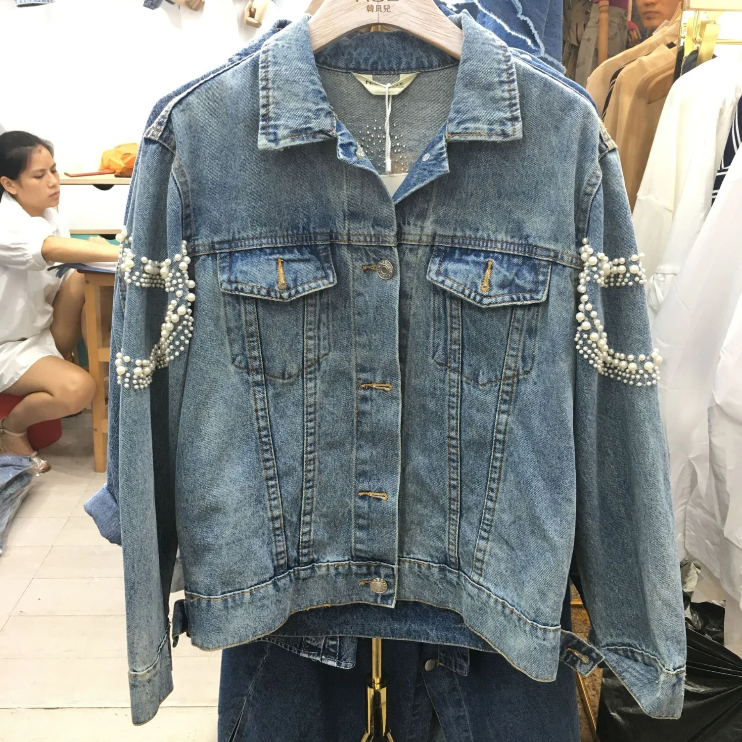 

Pearls Embellished Denim Jacket For Women Light Blue Vintage Jacket Coat Bead Embroidery 2020 Autumn Winter Outwear