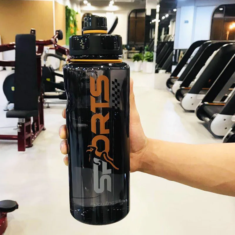 Вместительная пластиковая быстрая бутылка с витамином для занятий спортом