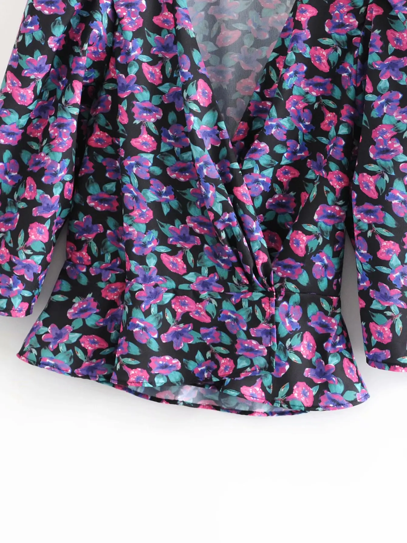 Женская блузка с цветочным принтом VOGUEIN короткая фиолетовая рукавом 3/4 и v