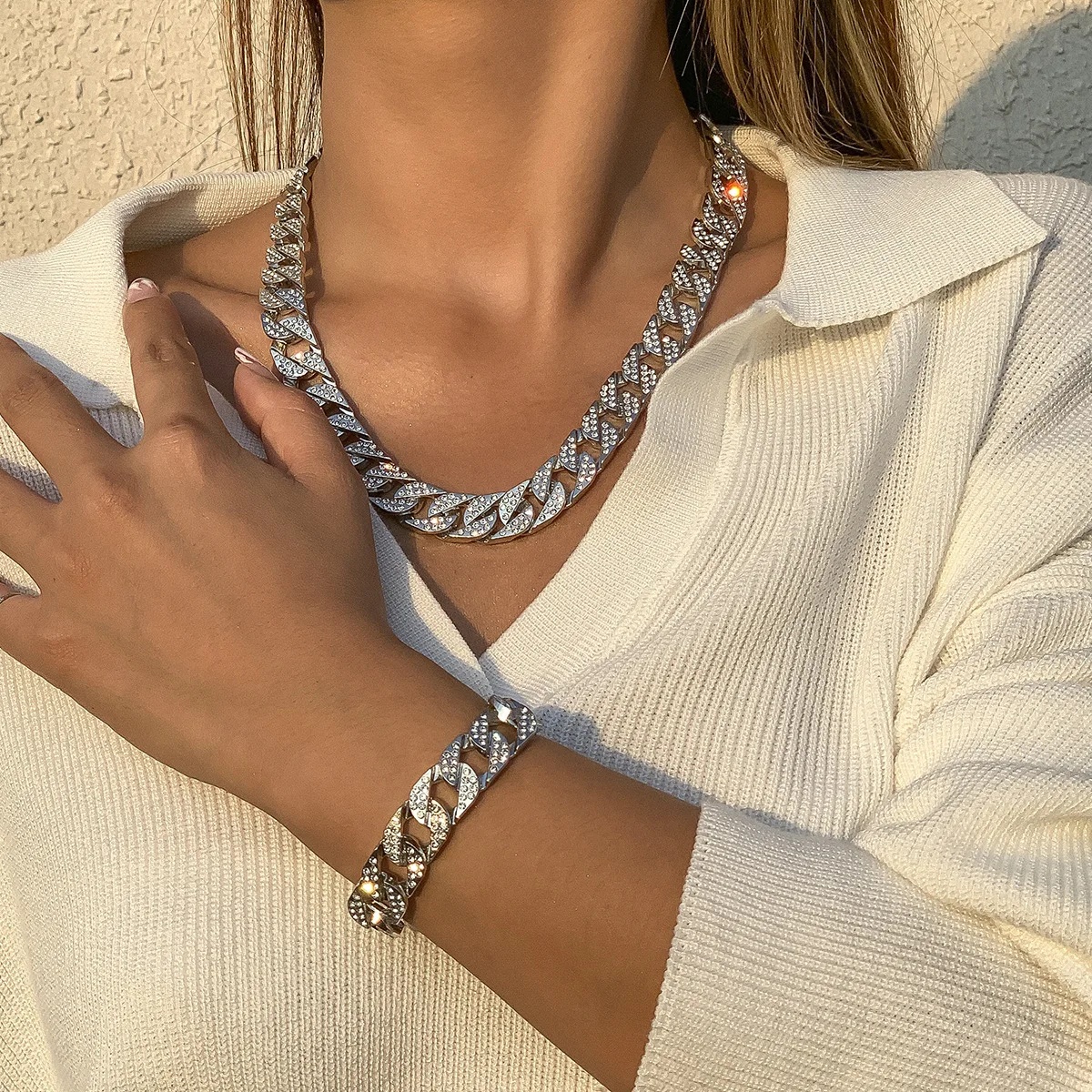 

2 pieces of fashionable and simple hip-hop punk rhinestone metal gold necklace ladies couple necklace bracelet set geometric par