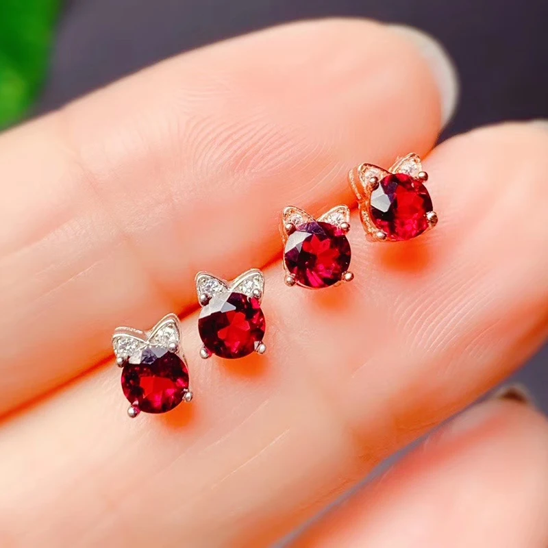 Комплект ювелирных изделий из серебра 925 пробы с гранатом