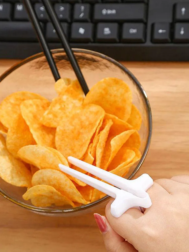 Палочки для еды Lazy Assistant на палец портативные U-образные палочки с зажимом закусок