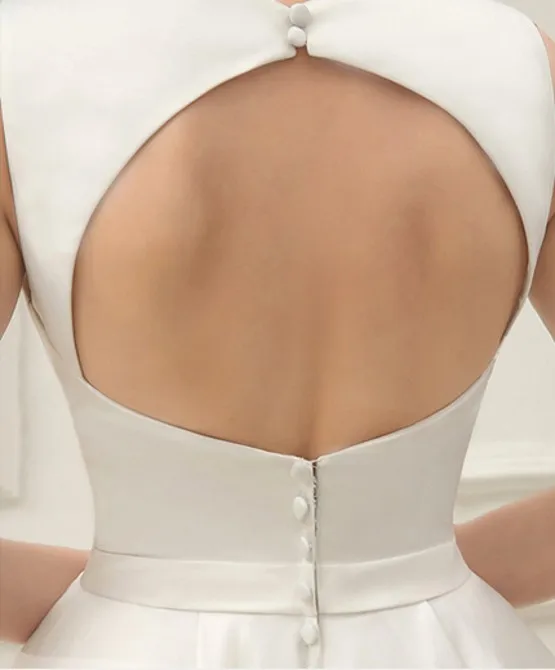 Платье свадебное атласное короткое с открытой спиной и цветочным поясом |