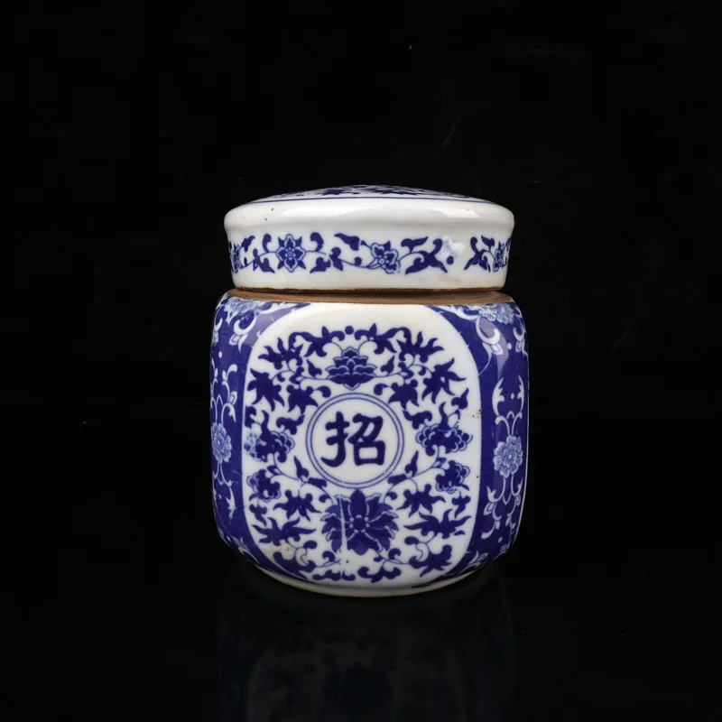 Фарфоровая банка с изображением бело-синего цвета четыре квадратных алтаря |