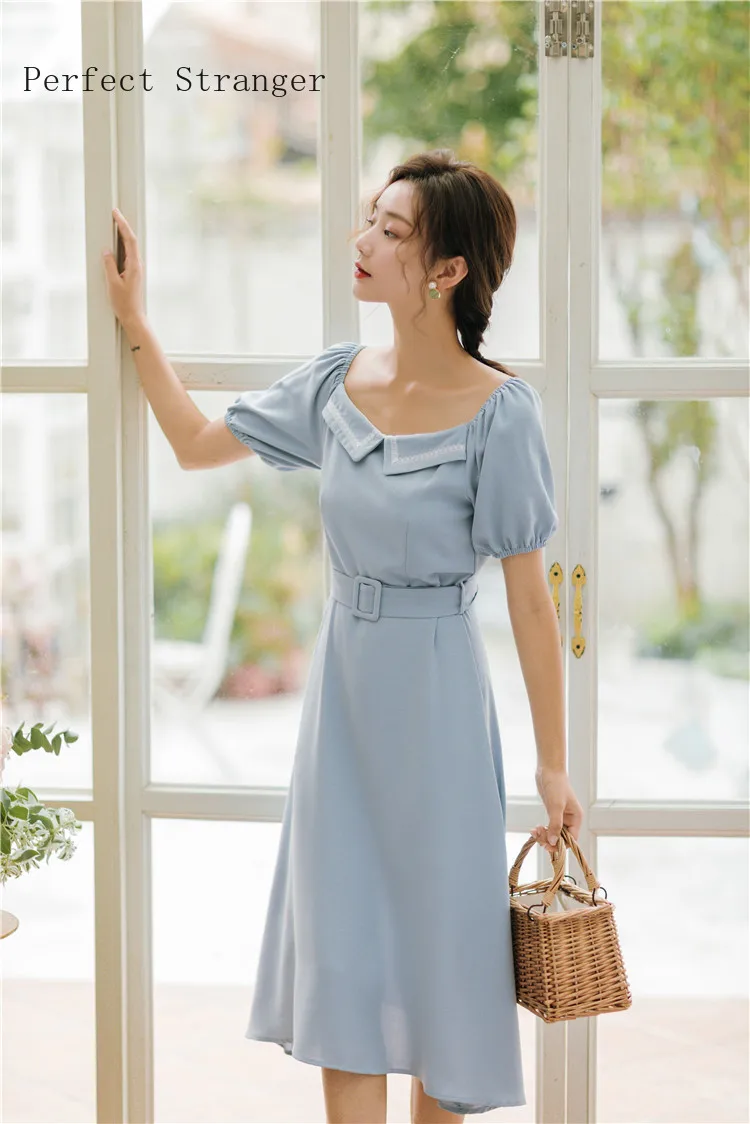 Женское длинное платье с рукавами-фонариками в студенческом стиле воротником