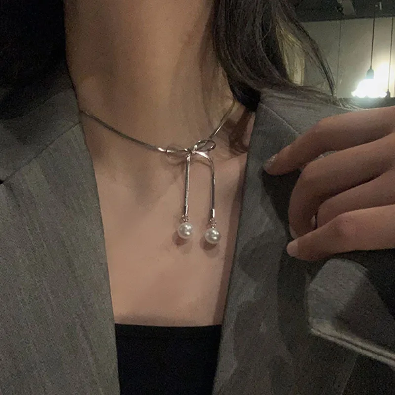

Дизайнерское ожерелье с серебряным бантом и цепочкой до ключиц, простое высококлассное женское ожерелье из искусственного жемчуга
