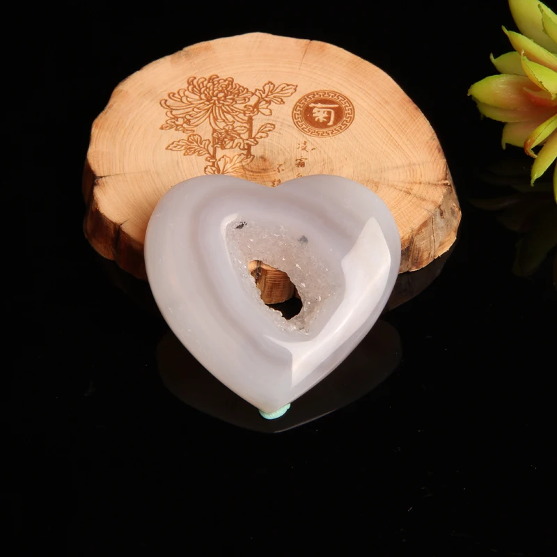 

1PC Natural White Agate Heart Shaped Crystal Carved Crafts Love Healing Reiki Gemstones Polished Home Decoration Mineral Stones