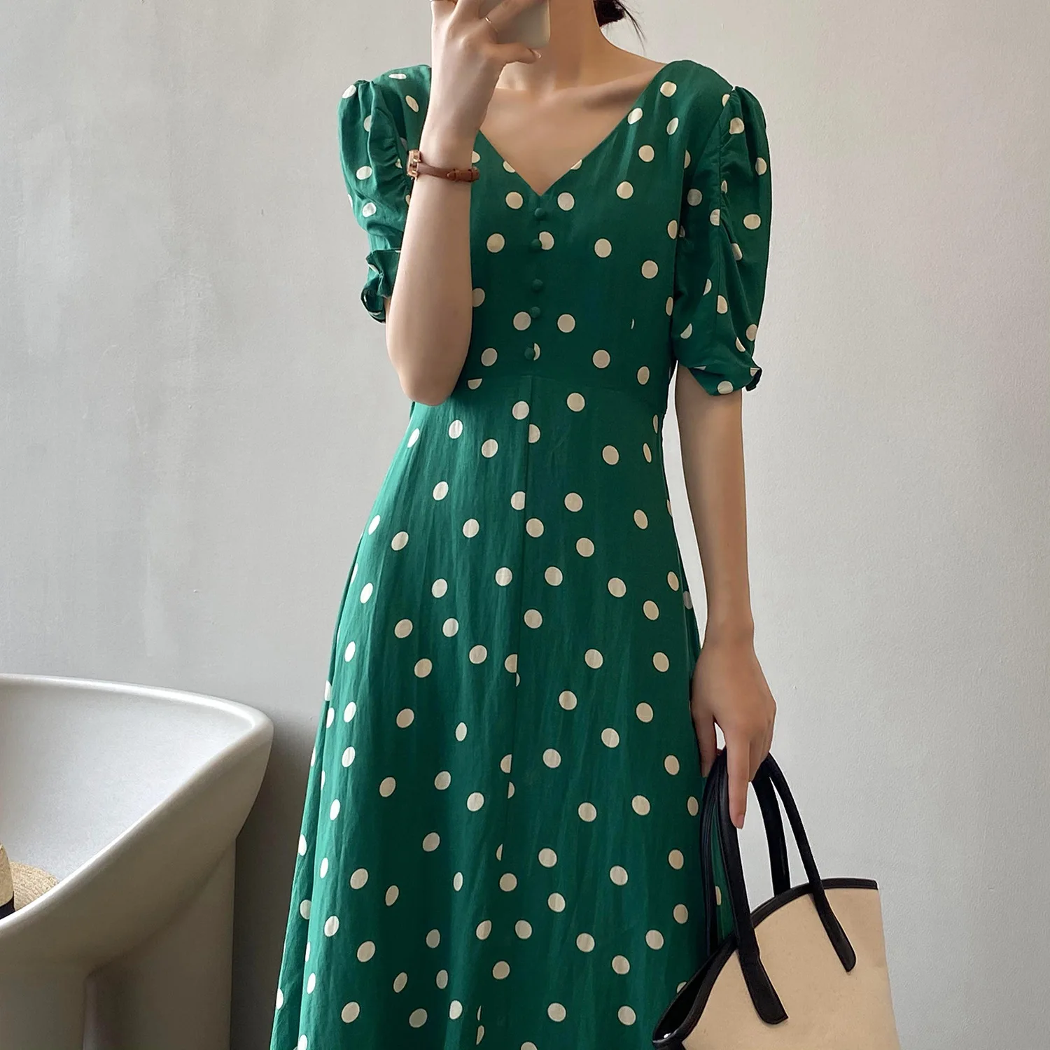 

Linen Polka Dot Dress Women's Summer 2021 New French V-neck Puff Sleeve Waist Was Thin Strawberry Sexy Dress Birthday