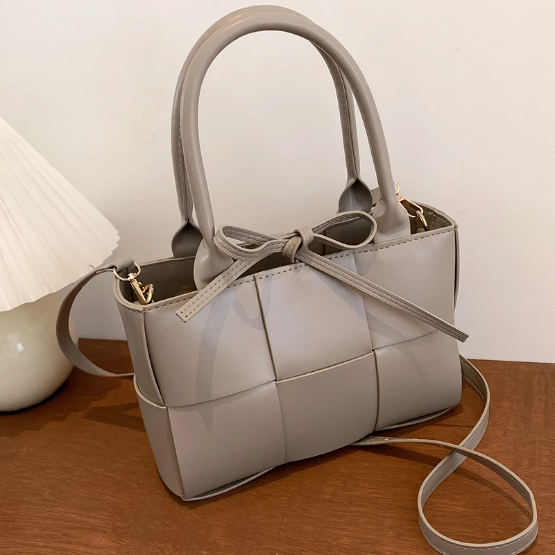 

Маленькие Кожаные плетеные сумки на плечо для женщин, дизайнерский мессенджер с бантом, дамские винтажные саквояжи через плечо с квадратны...