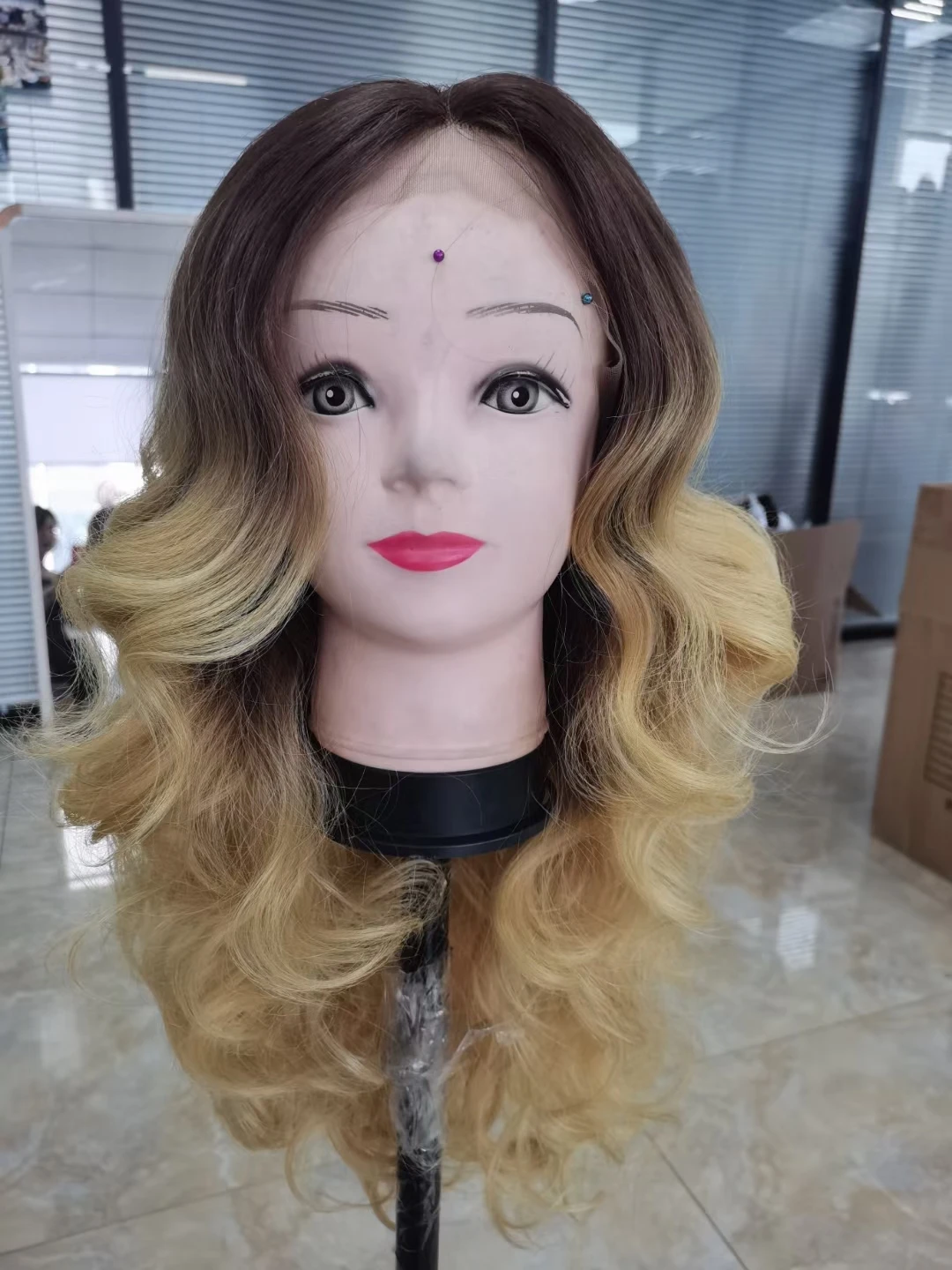 

26 дюймов, 180% плотность, светлые длинные волнистые синтетические кружевные передние парики Омбре для женщин, Детские волосы, термостойкие во...