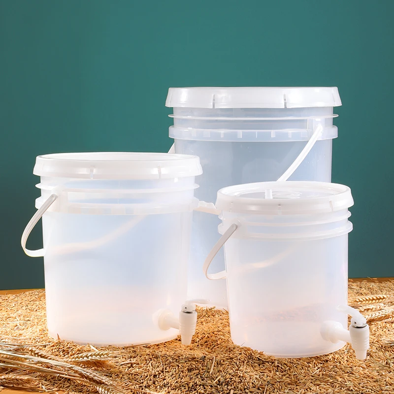 Домашний пластиковый ведро.