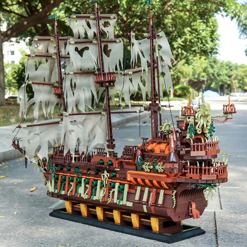 В наличии серия фильмов 13138 Летающий голландский корабль пират MOC строительные
