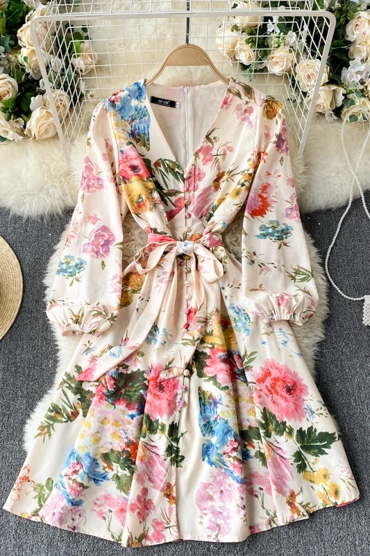 

French retro spring new dress, V-neck, puff sleeves, lace-up waist, slimming, vacation travel, pat Sen-line skirt