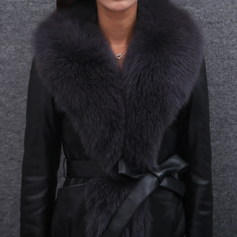 Короткая женская куртка из натуральной кожи с большим лисьим меховым воротником