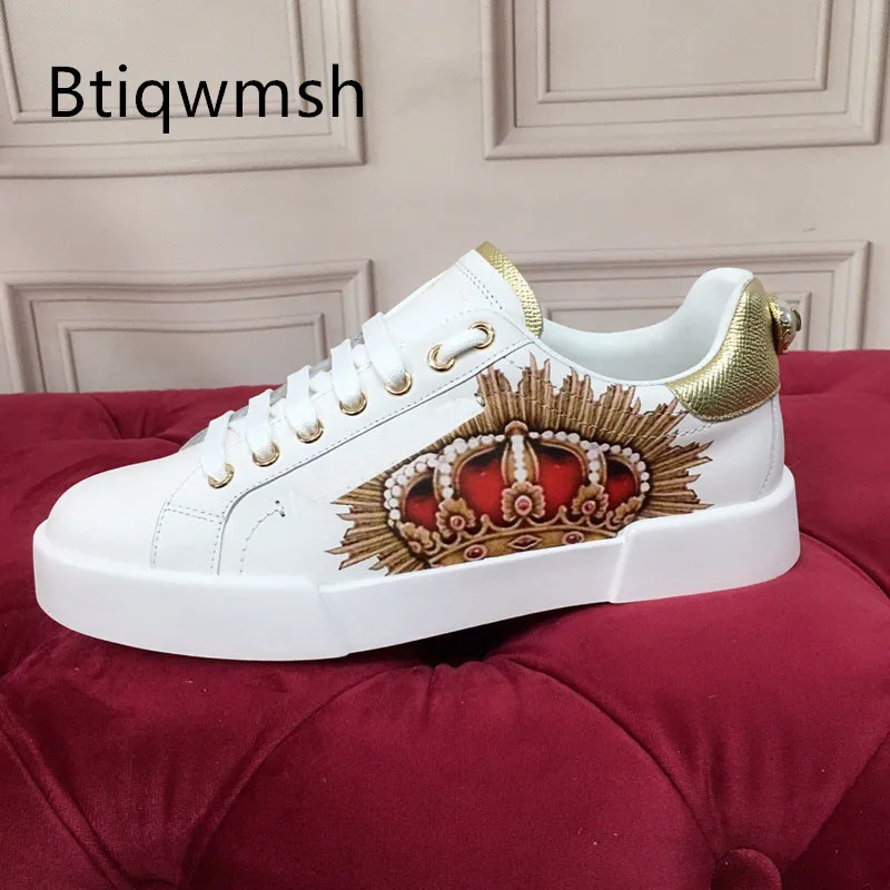 

Женские кроссовки из мягкой кожи, белые туфли-лоферы на плоской подошве, с круглым носком, стразы, украшенные жемчугом, 2021