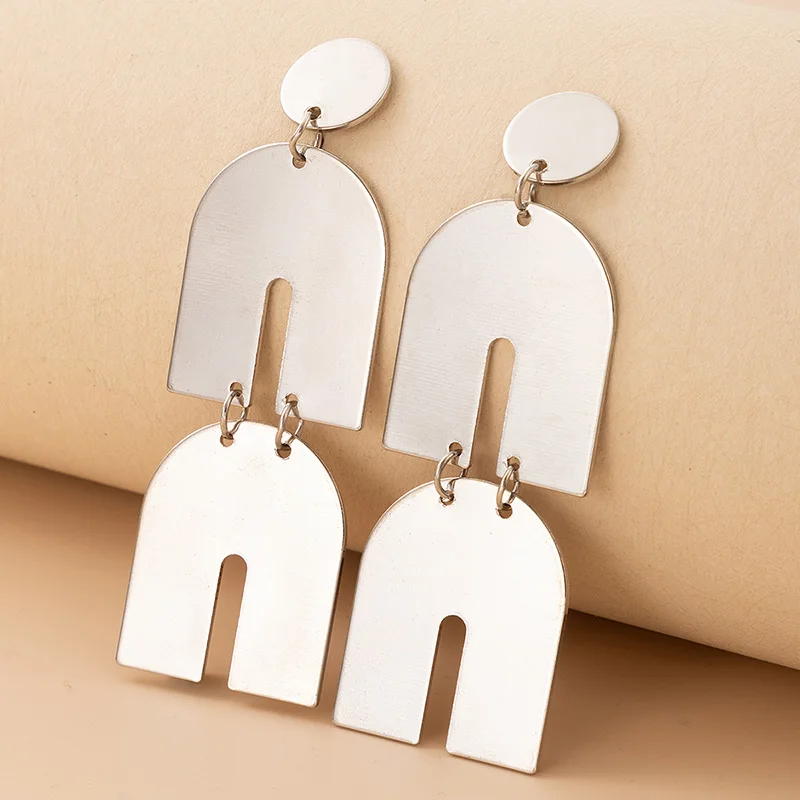 

Серьги-подвески женские серебряного цвета с геометрическими блестками