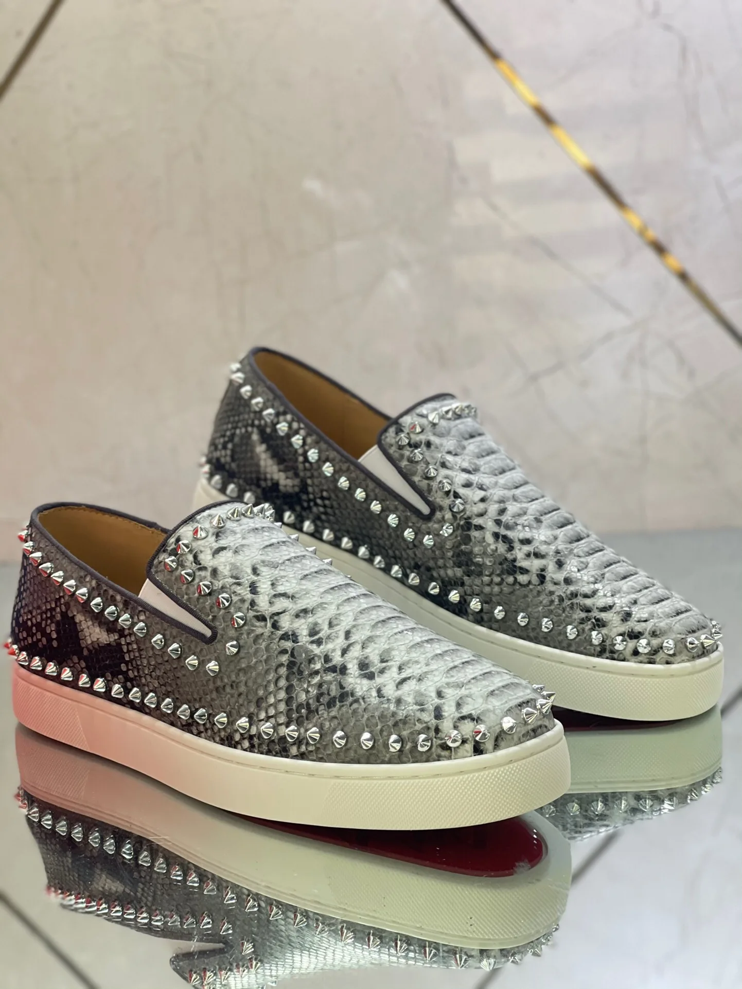 

Luxury Fashion Genuine Leather Low Top Luminous Snakeskin Men's Shoes Red Soled Shoes Rivet Set Foot Loafers Lovers Shoes Womens