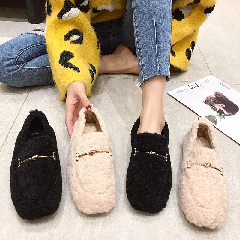 Женские модные меховые туфли на плоской подошве с металлическим украшением