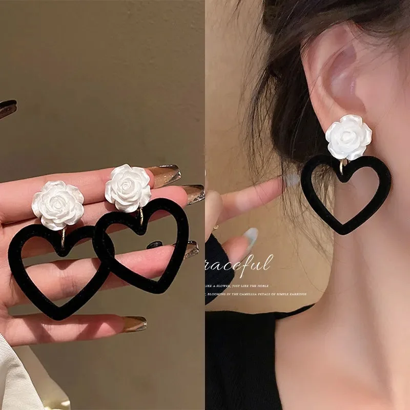 

Big Love Flower Heart Drop Earrings for Women Vintage Gothic Black Hollow Art Earring Exaggerated Resin Forest Jewelry Gifts