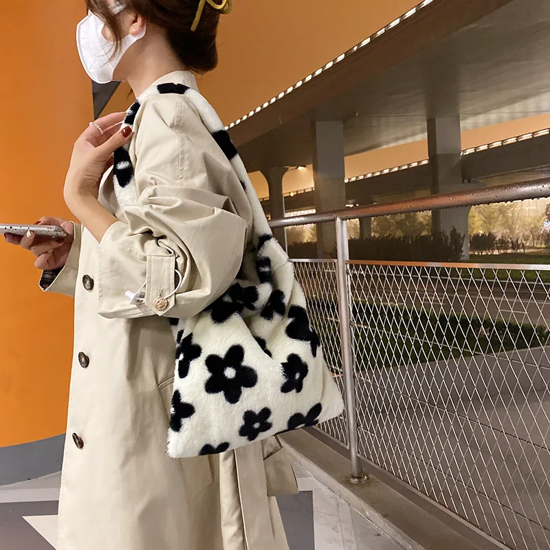 

INS Women Flower Print Shoulder Bags New Winter Soft Plush Bucket Bags Female Open Pocket Crossbody Furry Fluffy Tote Bags