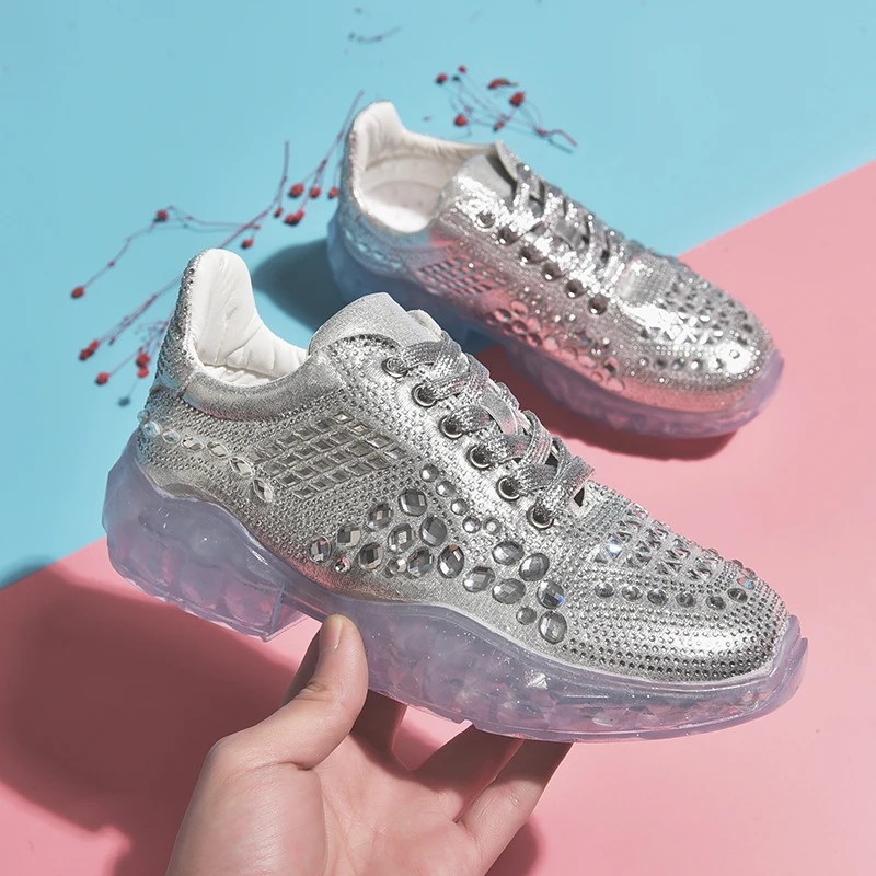 Женские кроссовки с кристаллами Rimocy серебристые на платформе со стразами