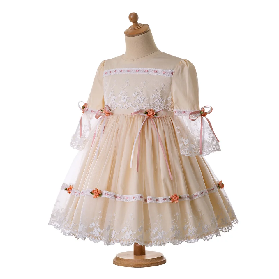 Милое кружевное платье для причастия цвета шампанского с цветком Сетчатое