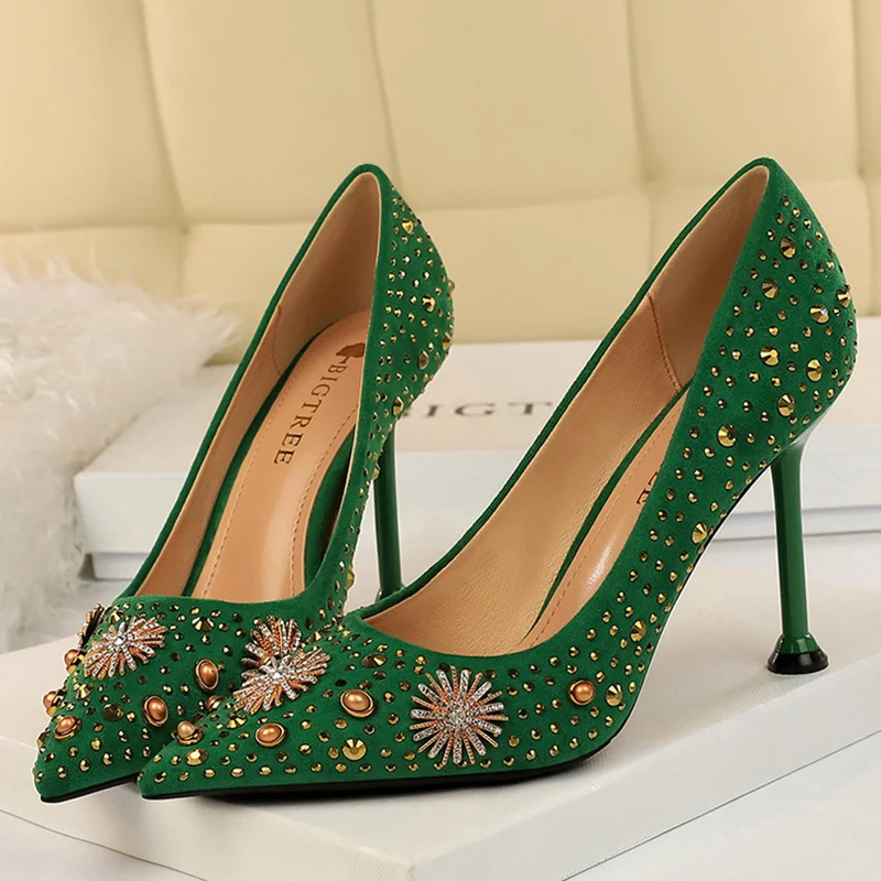 

2021 Luxury Designer Women Fetish 9.5cm High Heels Pumps Plus Size Lady Crystal Rivets Heels Scarpins Wedding Prom Flock Shoes