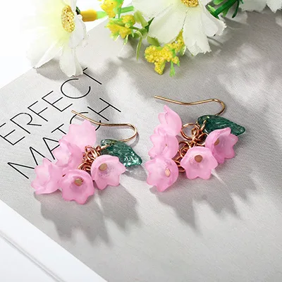 Астетика художественные серьги маленькие чистые и свежие милые цветы для