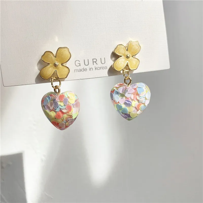 Симпатичные милые серьги-клипсы золотого цвета с цветком из цветного стекла в