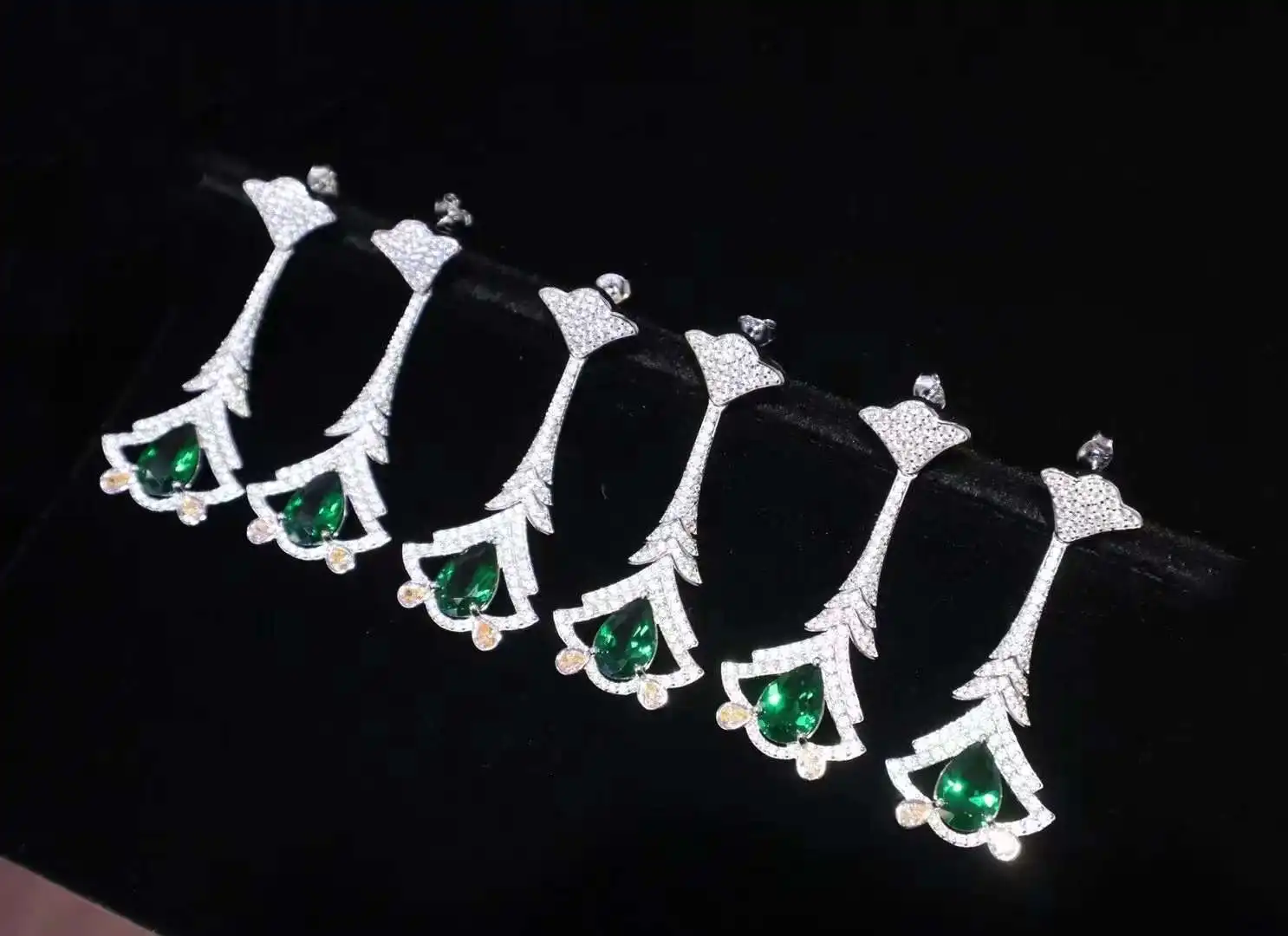 

Foreign Niche Brand Emerald Green Zircon Earrings Christmas Earrings For Women Pendientes Mujer Cерьги 2021 Tренд