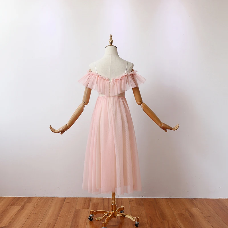 Розовое платье подружки невесты с оборками и длиной до колен элегантное из тюля