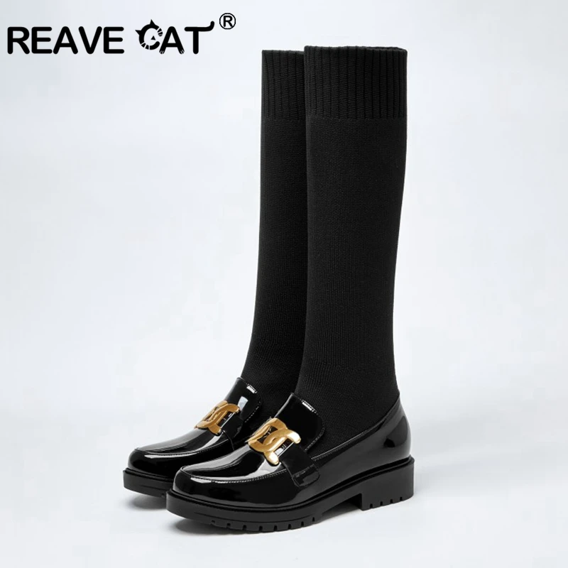 

Женские сапоги из искусственной кожи REAVE CAT, осенне-зимние сапоги до колена с квадратным носком, вязаные шерстяные сапоги-чулки с металличес...