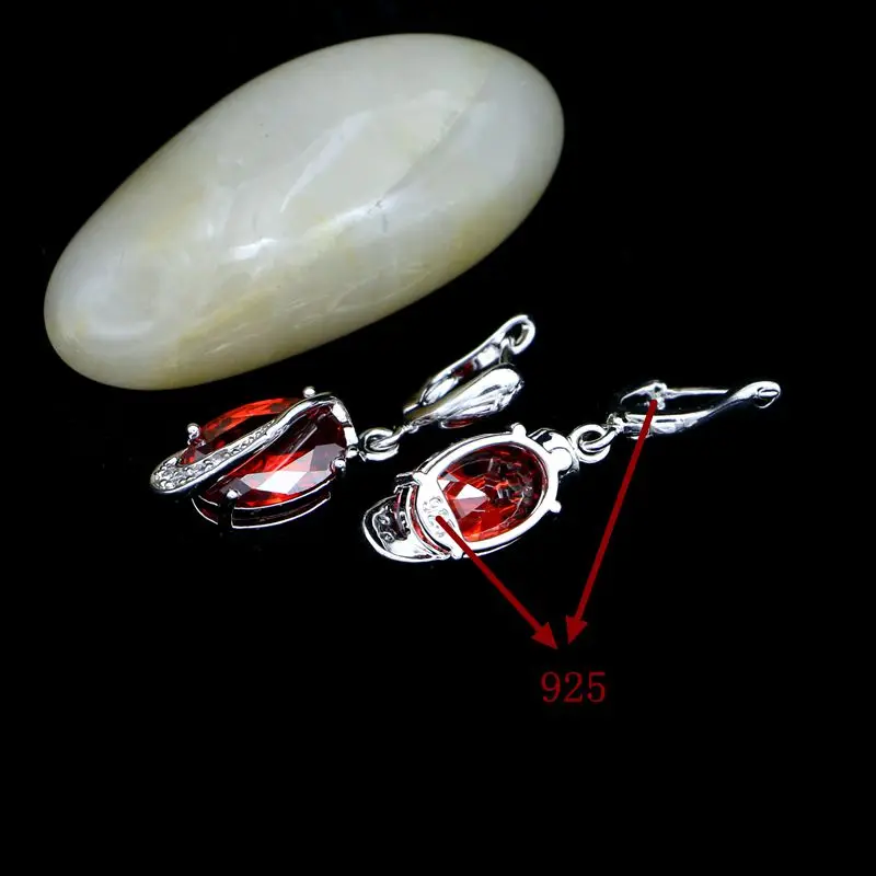 Женские серьги подвески из серебра 925 пробы с красным камнем и кубическим