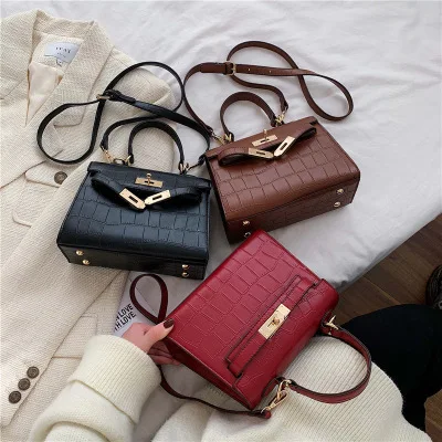 

Crocodile pattern female handbag autumn and winter new mini small square bag temperament ladies shoulder bag diagonal bag