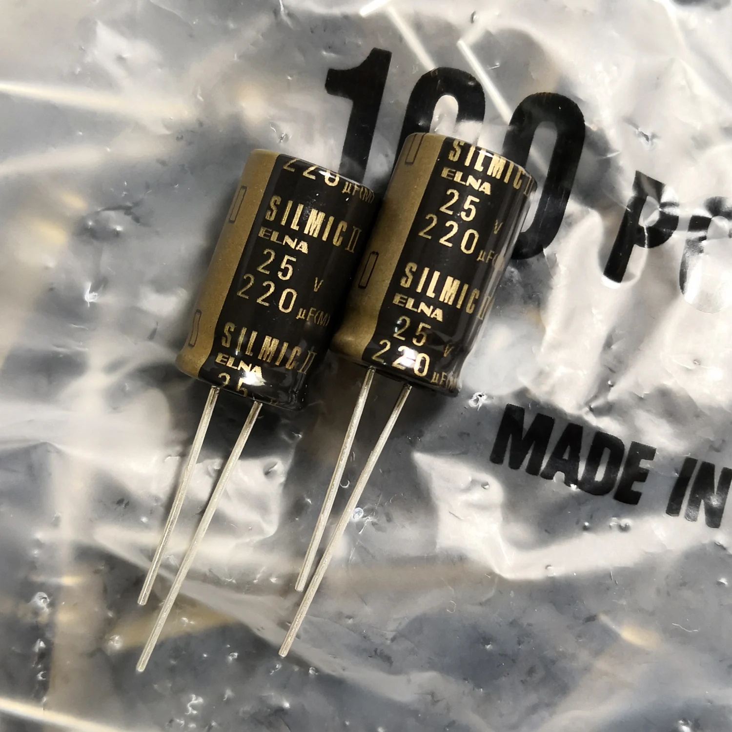 10 шт. Новый Тайланд ELNA SILMIC II RFS 25V220UF 12 5x20 мм аудио электролитический конденсатор