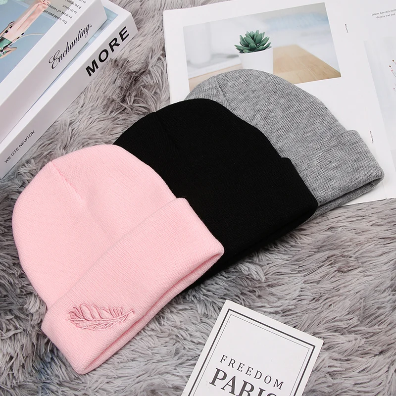 

Зимняя женская вязаная теплая шапка, облегающие шапки, шапка с вышивкой из перьев, Женская Вязаная Шапка-бини, мягкие шапки для девочек TLSM1