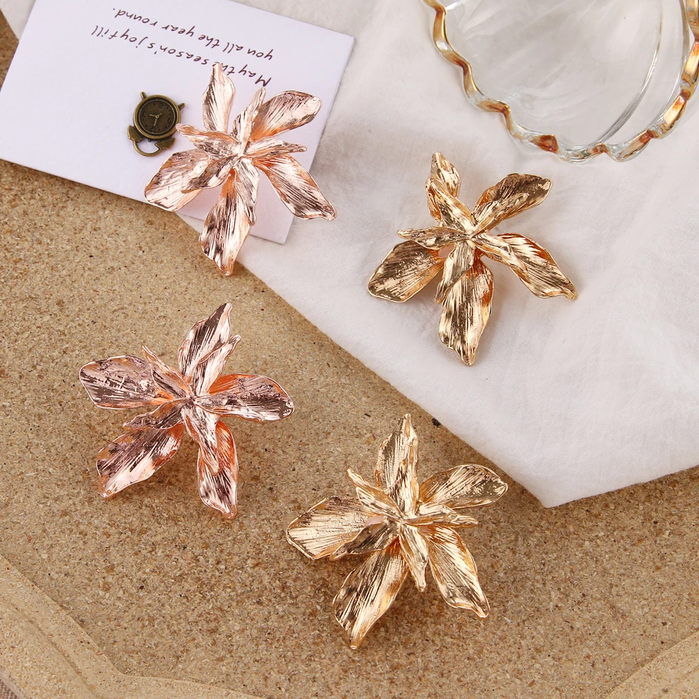 Женские крупные серьги-гвоздики в форме цветка золотого цвета Старинные золотые