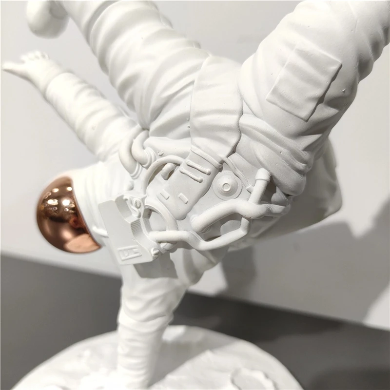 

Nordic Hip Hop Astronaut Figurines Fashion Spaceman Decor Resin Sculpture Desktop Home Decoration Crafts Statue Christmas Gift