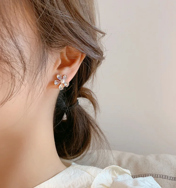 

Retro Small White Flowers Tassel Earrings Temperament Long Pendant Stud Earring Pendant Style Lady Cute Ear Nail