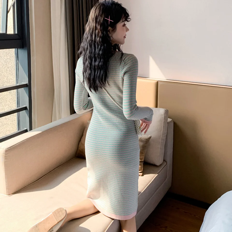 Теплое стрейчевое вязаное платье-свитер модное простое удобное осенне-зимнее