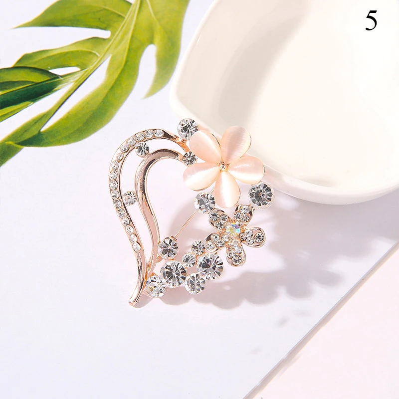 

Fashion Freshwater Pearl Brooches Female Sparkly Silver Color Pin For Women Wedding Party Dress Badge Fine Jewelry 2021