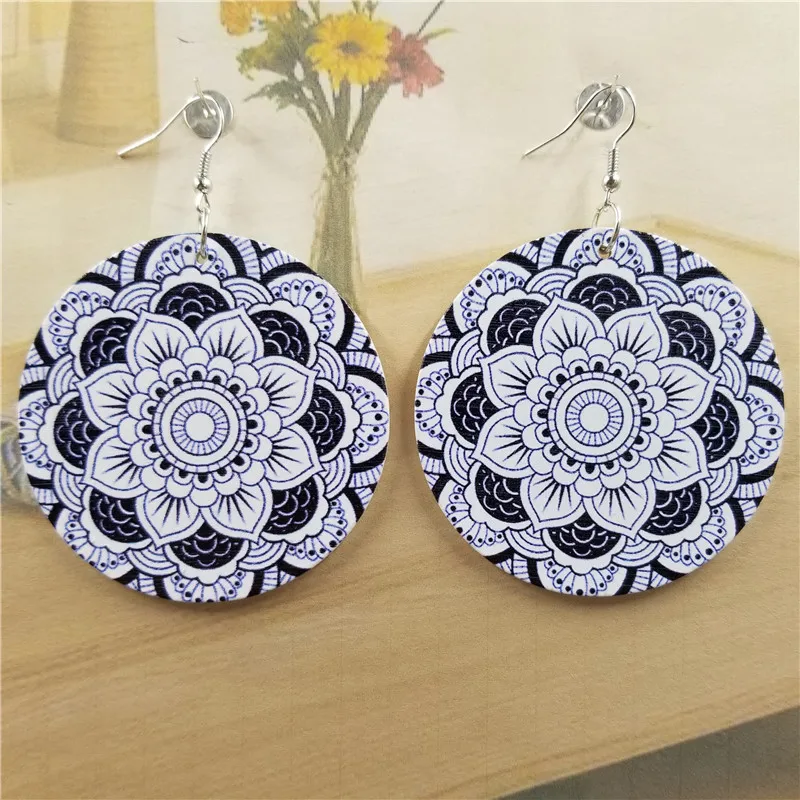 Серьги женские круглые из натурального дерева с изображением цветов 1 пара -