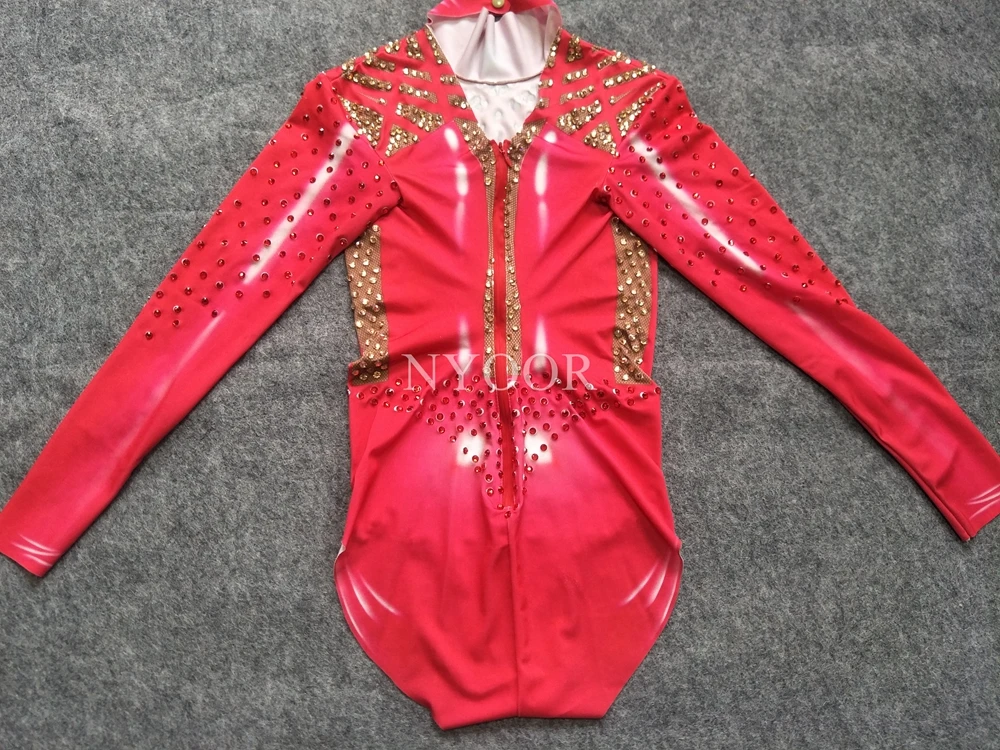 Эластичный комбинезон из спандекса с принтом розово красного цвета стразы