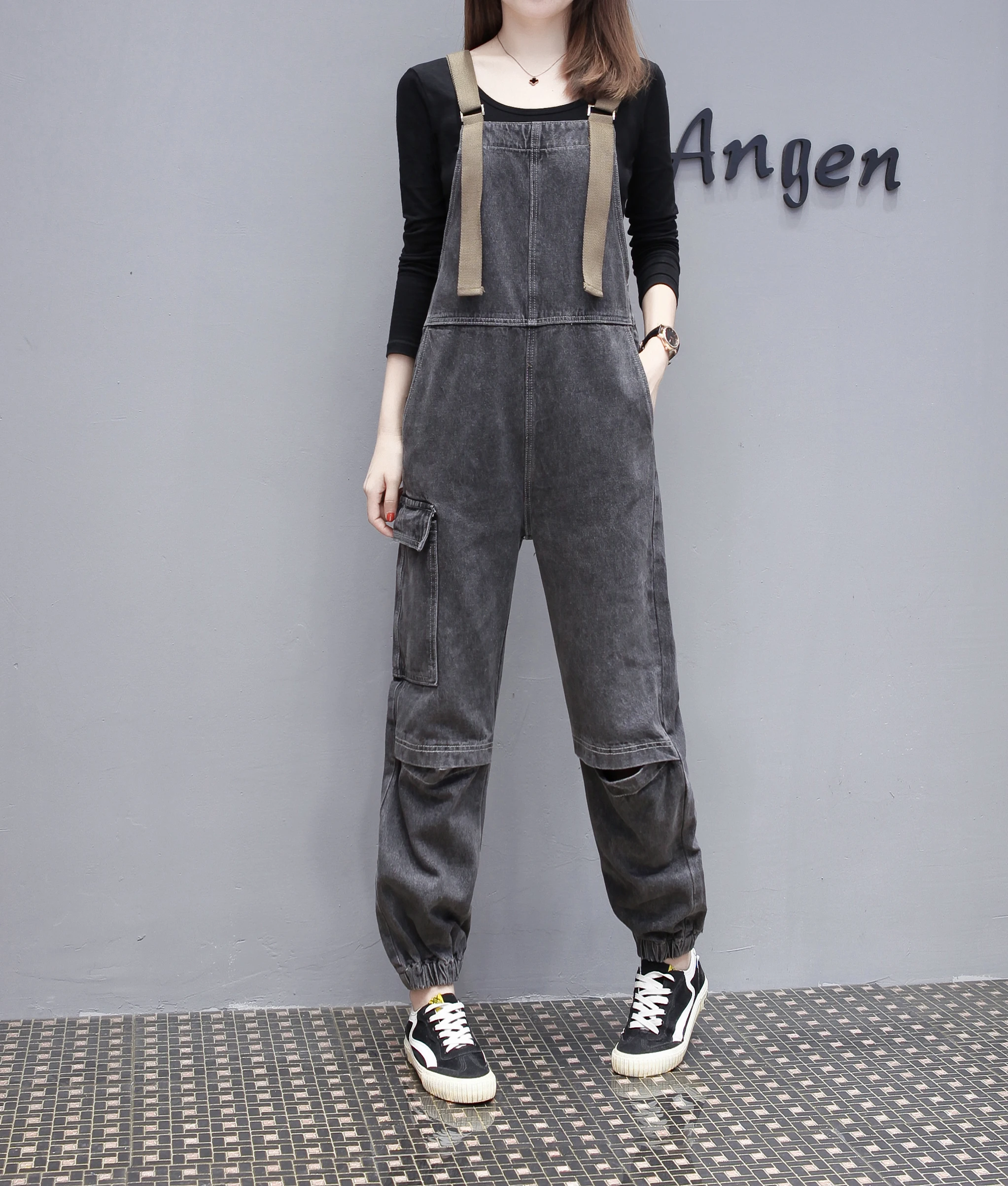 Женский джинсовый комбинезон на бретелях темно серый с дырками брюки карандаш