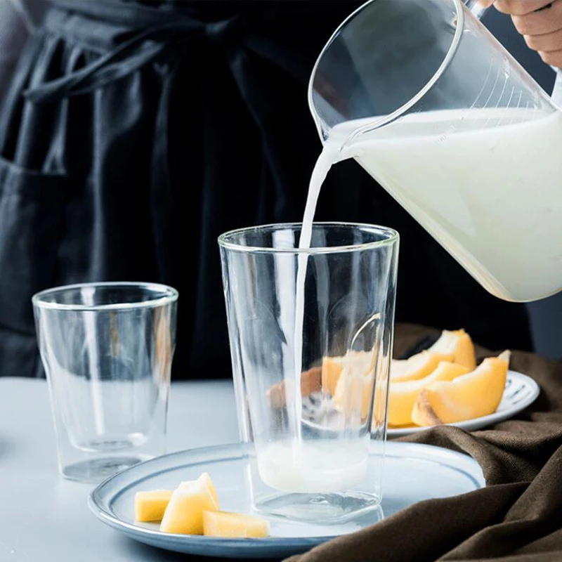 Двухслойная квадратная стеклянная большая чашка для молока сока изоляция